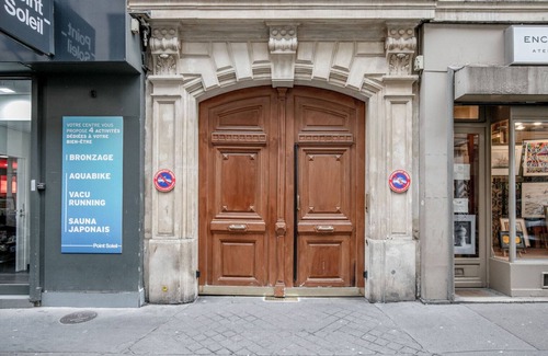 Porte-Dauphine Apartment | Blueground | Victor Hugo, elev, nr garden & dining