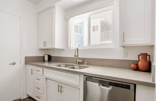 Westwood Apartment | Blueground | Westwood, balcony, nr UCLA