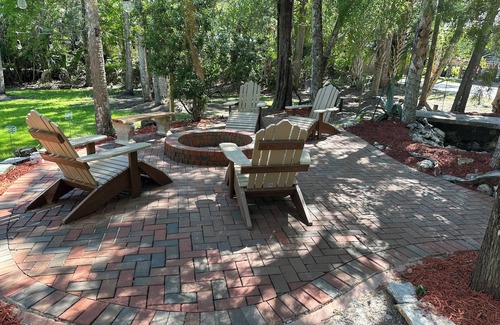 Homosassa House | BlueMoon lodge. Resort style getaway on the water. Close to everything 40 acre.