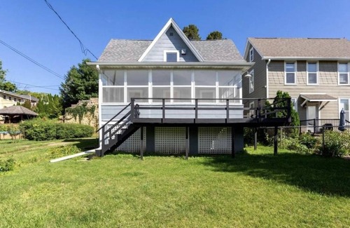 Dubuque House | Blufftop Charmer above Downtown Dubuque. 3 bedrooms. Walkable to Downtown.