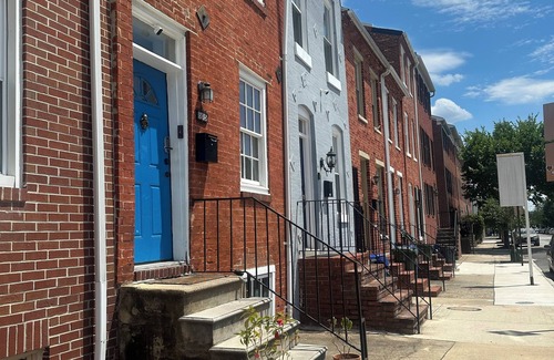 Federal Hill House | Bmore Townhome: Walk to Stadiums, Conventions. Close drive to Hopkins, airport.