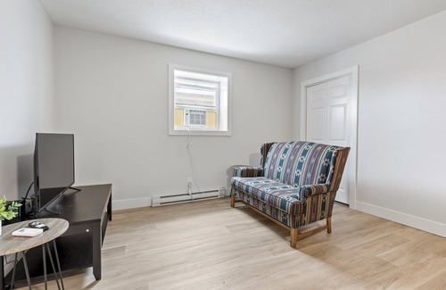 Exeter Apartment | Bo's Bnbs Unit 4 Downtown Exeter