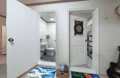 Yuseong Apartment | Boardgames, Cosplay, Nintendo, Beam Projector, Netflix, Ball Pool, Comic Book