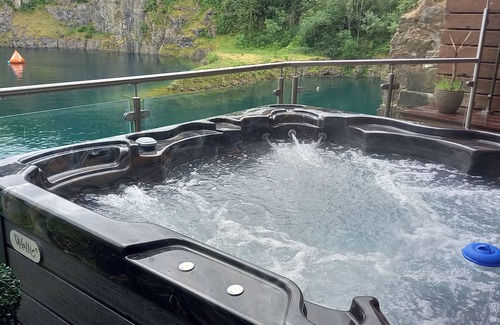 Capernwray Cottage | BOAVISTA, pet friendly, with hot tub in Carnforth