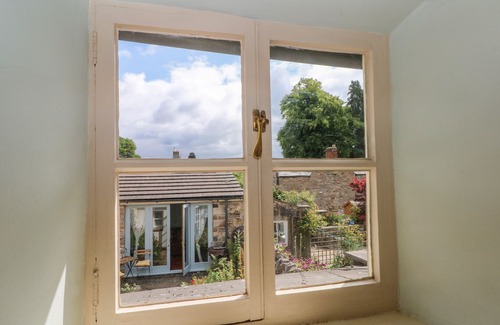 Ashford-in-the-Water Cottage | BOBBIN COTTAGE, pet friendly, with open fire in Ashford-In-The-Water