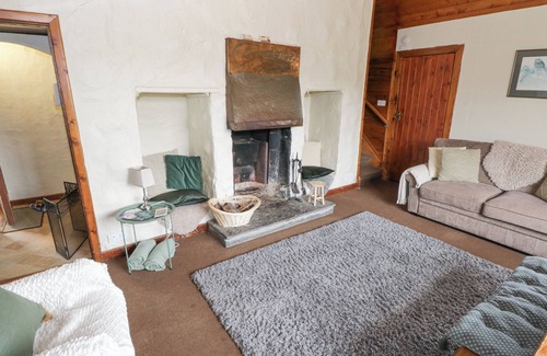 Oughterard Cottage | BOFIN, pet friendly, with open fire in Oughterard, County Galway