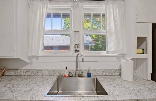 Columbia House | Bohemian Bungalow, Pac-Man, walk downtown!