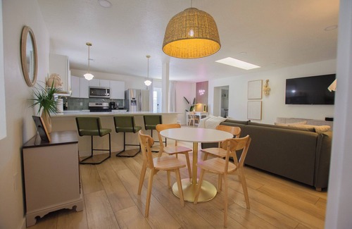 South Broadway House | Bohemian Chic an Eclectic Escape+Hot Tub+Pet Friendly+No Pet Fee!