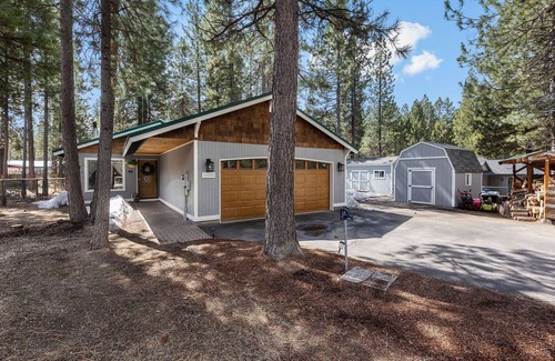 Three Rivers House | Boho Bungalow, 2 bedroom mid century modern cabin in Sunriver featuring a yoga s