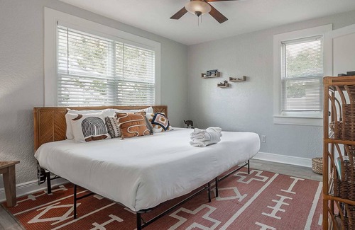 Riverside Heights House | "Boho Bungalow" - Fenced In|Fire Pit|Grill