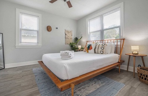 Riverside Heights House | "Boho Bungalow" - Fenced In|Fire Pit|Grill