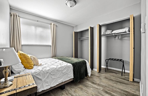 Aurora Apartment | Boho Jungle Themed Apartment/75"TV/MemoryFoam Mattresses/FastWiFI/AppleTV/
