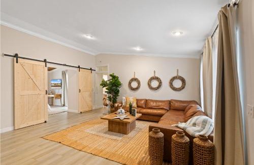 University Park House | Boho Style 5 BR 2,5 BT Heated Pool Fit 14