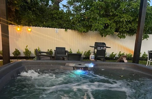 North Miami Villa | Boho-Theme, Hottub to die for, Bar Harbour, BBQ, 15 min Beaches, Pet friendly