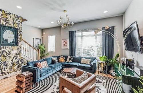 Haynes Area House | Boho Townhome for 12 Close to DT