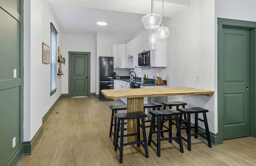Lindenwald House | BoHo Townhome|Near the River|5 Min to Spooky Nook