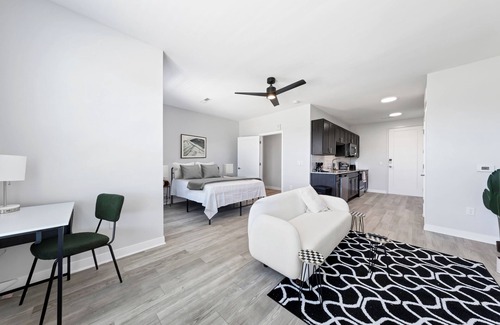 St. Peters Apartment | Bold 1317 I Studio I Free Parking I Pool I Gym