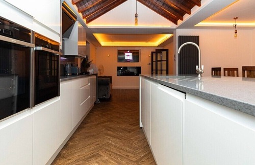 Bumble's Green House | Bonneville House, Private Jacuzzi Modern Interior