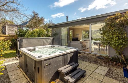 Surfdale House | Bonnie Doon, Kennedy Point - Be My Guest Waiheke