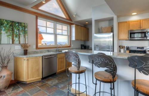 Saddle Ridge House | Book for Holiday Stays! Slopeside Townhome with Mountain Views! Private Hot Tub!