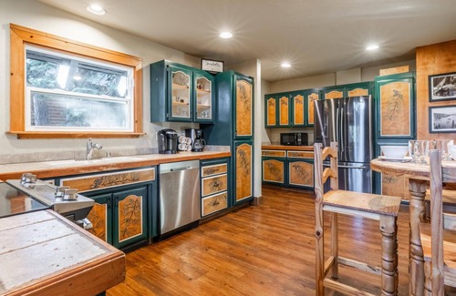 Kingswood Estates House | Book Now for Fall! 4 Bedroom, Plus Loft! Forest Views, Fireplace, and Garage!