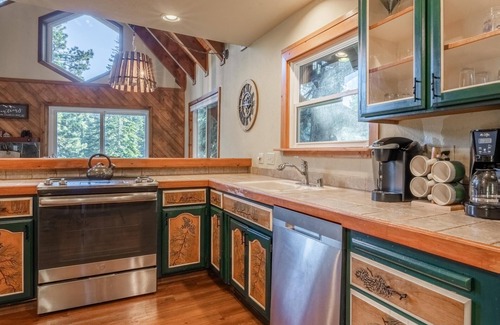 Kingswood Estates House | Book Now for Fall! 4 Bedroom, Plus Loft! Forest Views, Fireplace, and Garage!