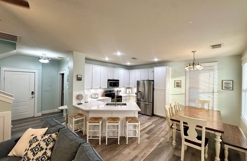 Galveston Cottage | Book your next getaway at Sea La Vie 4/4 Cottage In Pointe West