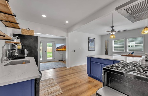 Lake Erie Beach House | ~Booking Year-Round~ 3BR 2BATH Fully-Remodeled Lakeside Home