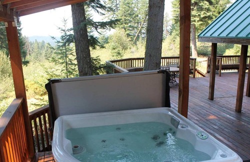 Ashland Cabin | BookStayHop -#44 Cabin on Hyatt Prairie Rd. Hot Tub and Gorgeous Mountain Views.