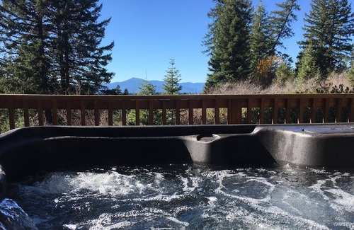Ashland Cabin | BookStayHop -#45 Cabin on Hyatt Prairie Rd. Hot Tub and Gorgeous Mountain Views.