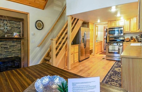 Ashland Cabin | BookStayHop - #51 & 52 Hyatt Prairie Rd. Compound -Hot Tubs and Mountain Views!