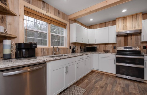 Deep Gap House | Boone Getaway Dog Friendly Hot Tub Fire Pit