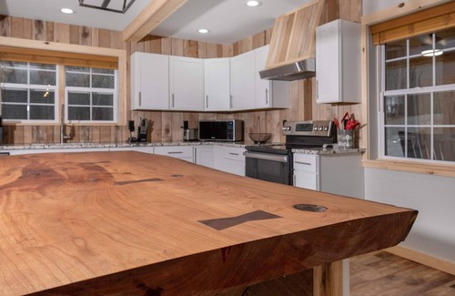 Deep Gap House | Boone Getaway Dog Friendly Hot Tub Fire Pit