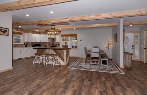Deep Gap House | Boone Getaway Dog Friendly Hot Tub Fire Pit