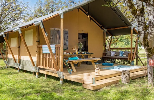 Saint Sozy House | Bord de Rivière | Tente Lodge équipée | Piscine