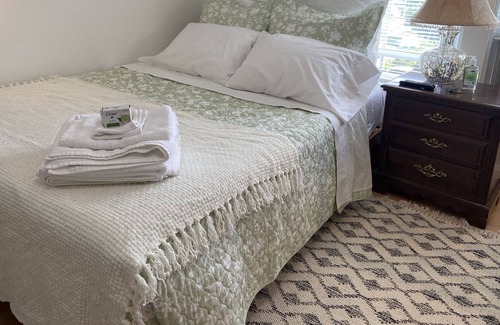 West Roxbury Apartment | BOSTON-PRIVATE SUITE, CLEAN, QUIET, WALK TO TRAIN & BUSES IN BOSTON