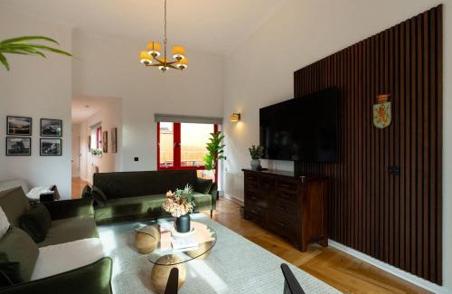 North West House | Botanic House - 3BR Home - Private Parking