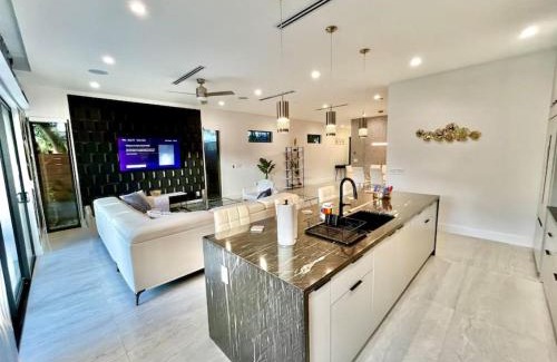 Victoria Park House | Botanical Oasis Home with 2 Pools