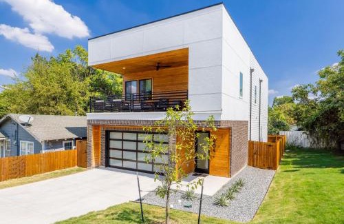Cedar Crest House | Bottom District Skyline Retreat