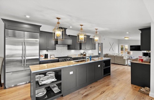 Morristown House | Bougie Bunker | Stunning Views | Spacious Flat Lot