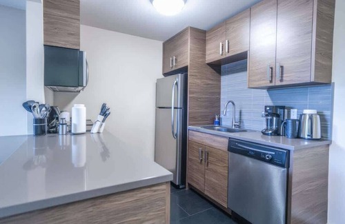 Riverside Apartment | Boulevard Stays King 1BR 8 Mins to Downtown Pool, Gym & Parking 04