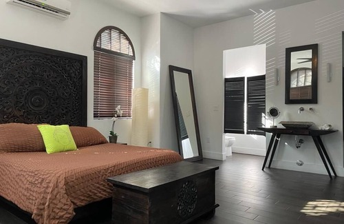 Northeast Miami Hotel | Boutique Hotel Room 5 Mins from All - 8Z