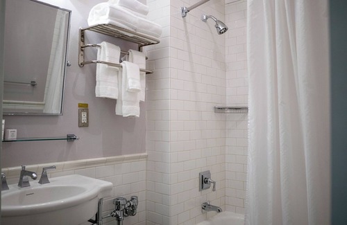 Goose Hollow Hotel | Boutique Hotel with Art, History, and Style in Portland! Enjoy On-site Bar!