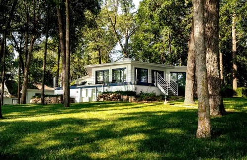 Effingham House | Boutique Lake-Side Home with Magical Views
