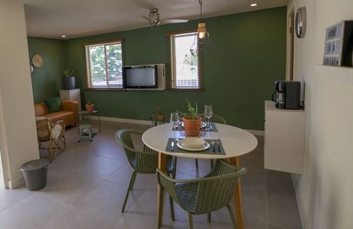 Rancho Apartment | Boutique Modern Spacious Holiday Apartment - lounge pool - 7 min from the beach!