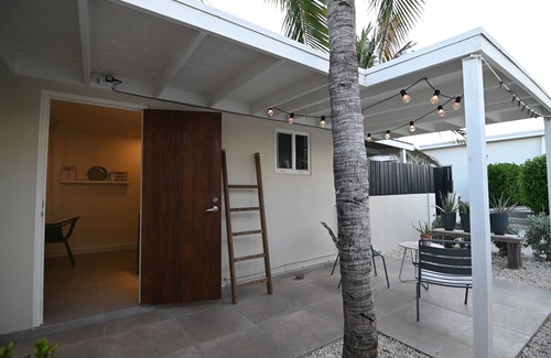 Rancho Apartment | Boutique Modern Spacious Holiday Apartment - lounge pool - 7 min from the beach!