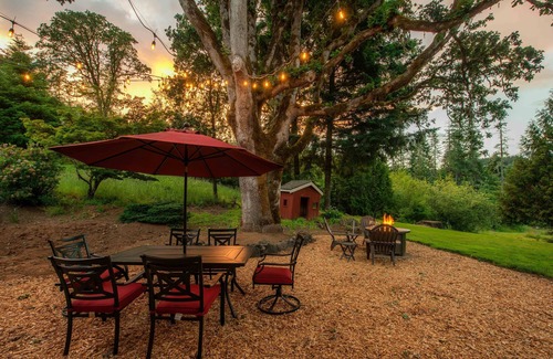 McMinnville Apartment | Boutique Stay in Wine Country 2 King Beds, Deck, Fire Table, Near Wineries