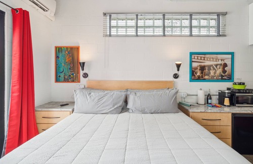Folly Beach Hotel | Boutique Vera Hotel Room 100: King Room in the Heart of Folly Beach ADA