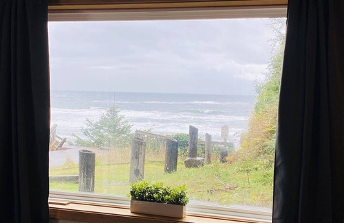 Lincoln City Apartment | BOUTIQUE, VINTAGE 1 BEDROOM OCEAN FRONT SUITE W/FULL KITCHEN, OCEAN & BEACH VIEW