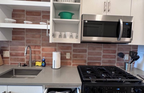 Midway District Apartment | Bowen: Cozy 1-Bedroom Apartment w/AC & Gym in Charming Point Loma, San Diego